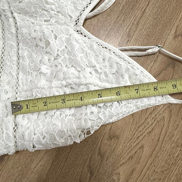 Abercrombie & Fitch lace crop top, size M. Cute over jeans, skirts, or shorts. - Picture 8 of 8